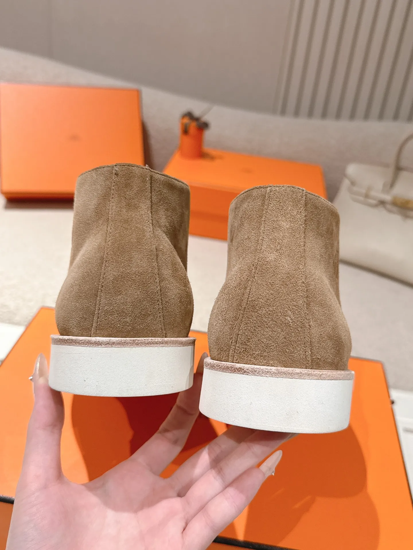 Men's Men's Shoes 660💰 Hermes men's size #26ss calfskin derby shoes, decorated with signature "H Diamant" details for a stylish and casual style. Fabric: Cow suede Lining: Mixed sheep lining Outsole: Genuine leather welt + original TPU Bottom thickness: 3CM Code number: 39-45 (customized at 46.47)